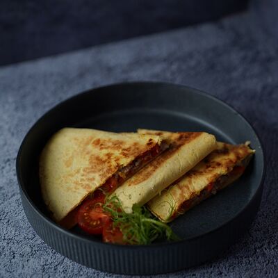 Кесадилья с индейкой и острым соусом в Кофетоп по цене 420 ₽