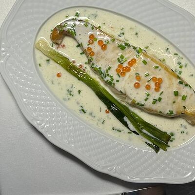 Филе белого тунца в икорном соусе с зелёным луком в Острова по цене 890 ₽