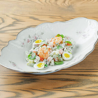 Фирменный оливье с телячьим языком, тигровыми креветками и красной икрой в Онегин дача по цене 990 ₽