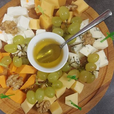 Сырная тарелка в Шашлычный дом Хинкальная по цене 798 ₽