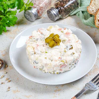 Салат Оливье с курицей в Домашний Вкус по цене 360 ₽