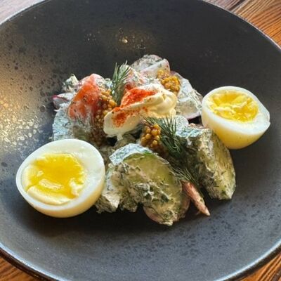 Овощной салат с подкопченной сметаной и яйцомв Ресторан Невский по цене 365 ₽