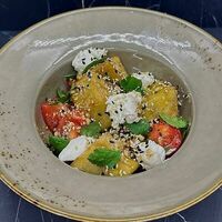 Салат с хрустящими баклажанамив Кафе сон у моря