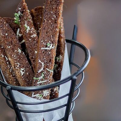 Фирменные сухарики с пармезаном в Рандеву по цене 270 ₽