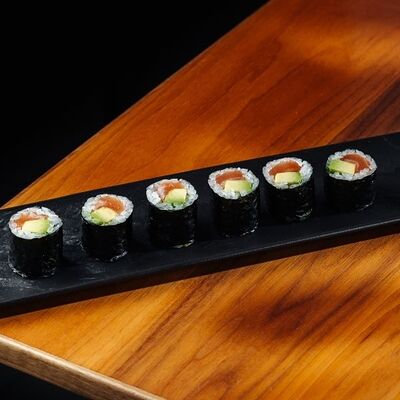 Маки с лососем и авокадо в Buba Sushi по цене 990 ₽