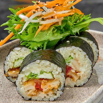 Кимбап с курицей и овощами в 96 азиаток по цене 660 ₽