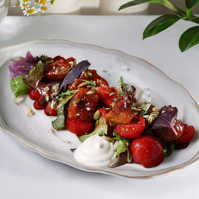 Салат с хрустящими баклажанами и спелыми томатами в Юность у моря по цене 620 ₽