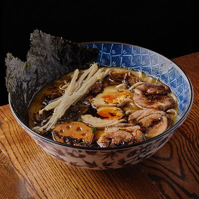 Тонкацу-рамен со свининой, грибами и корнем лотоса в Ezo Izakaya по цене 750 ₽