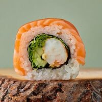 Ролл с лососем и креветкой темпура в Двор Помидор