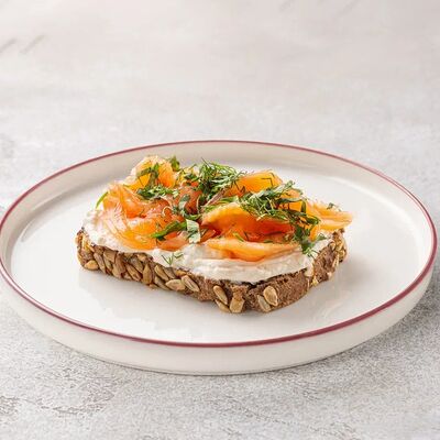 Норвежский тост с лососем в Шоколадница по цене 525 ₽