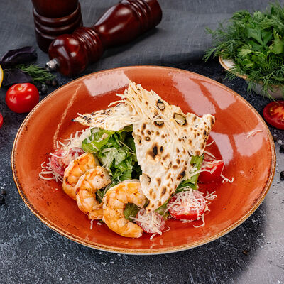 Салат Цезарь с королевскими креветками в КРЫША по цене 920 ₽