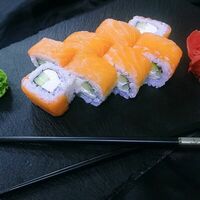 Ролл Филадельфия с огурцом в Sushiko