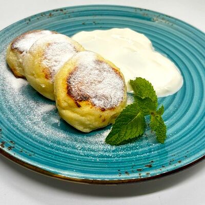 Сырники со сметанойв Кафе Цоколь по цене 365 ₽