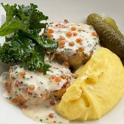 Котлеты из форели с картофельным пюре и кейлом в KM20 по цене 2220 ₽