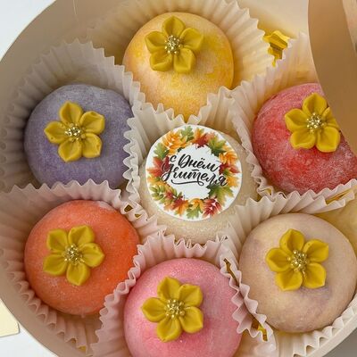 Пирожные моти. Ассорти в красивой коробочке на день учителя в Кондитерская Конфетка Питер по цене 1599 ₽