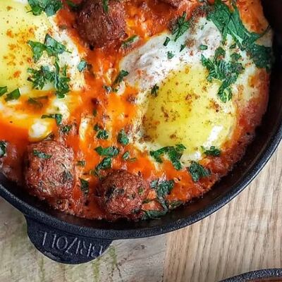 Шакшука с куриными фрикадельками в Фришман по цене 385 ₽