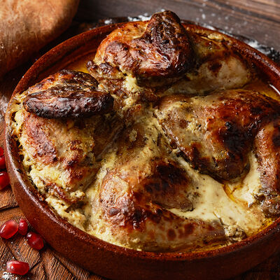 Хрустящий цыпленок Чкмерули с ароматным сливочно- чесночным соусом (Грузия) в Дэда по цене 1600 ₽