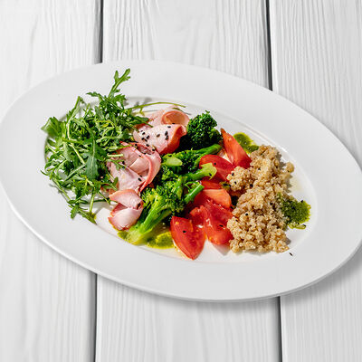 Салат с индейкой, руколой и томатами в Перчини по цене 680 ₽