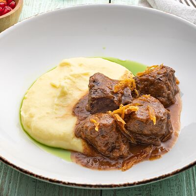 Говяжьи щеки с картофельным пюре в Кавказ по цене 585