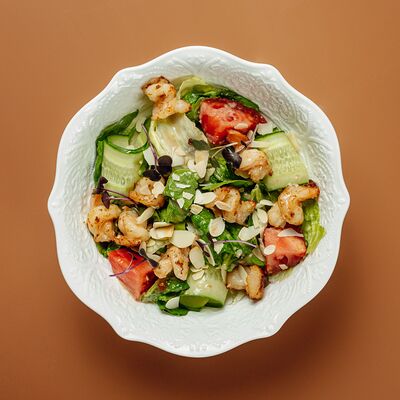 Салат с креветками и лепестками миндаля в соусе ореховый комбу в Farro pasta & bar по цене 650 ₽