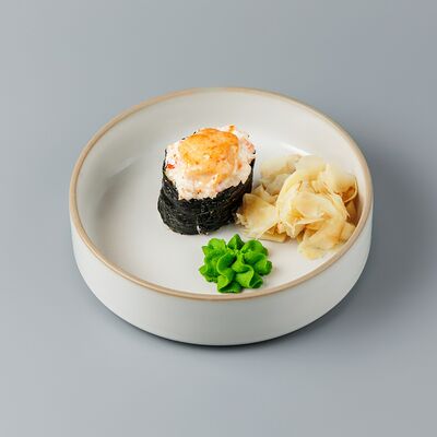 Запеченная суши с острым тунцом в 1st Gallery Lounge по цене 270 ₽