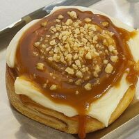 Синнабон с мисо в Base coffee