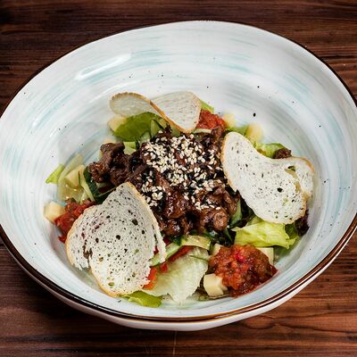 Теплый салат с говядиной в Трактир Колесо по цене 764 ₽