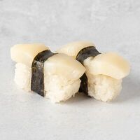 Нигири с гребешком в Yasuda Sushi