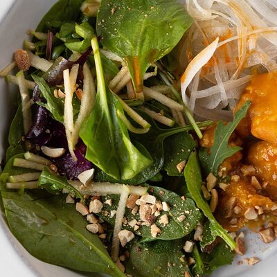 Тёплый салат с курицей и манго в MR. CUP по цене 540 ₽