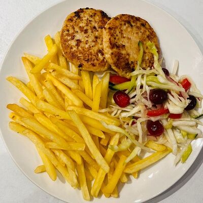 Биточки куриные с гарниром в Перчим & солим по цене 490 ₽