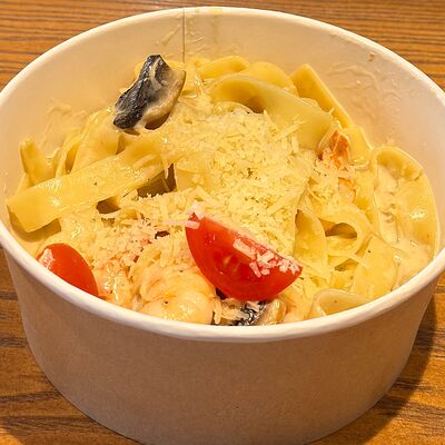 Фетучини с креветками в Ками cafe club по цене 800 ₽