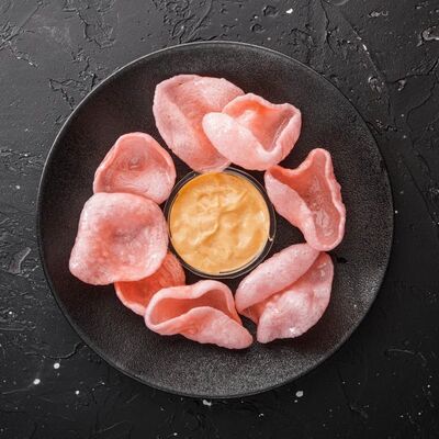 Креветочные чипсы с спайси соусом в Yummy yummy по цене 80 ₽