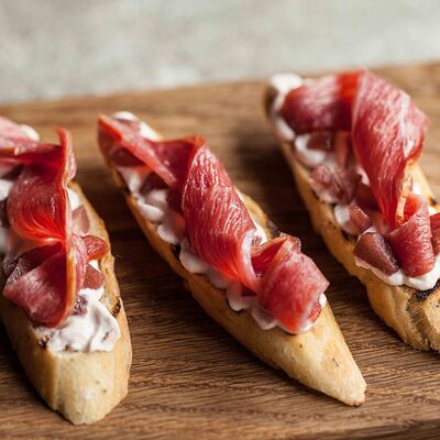 Брускетта с утиной грудкой, винной грушей и муссом из черной смородины 8 штук в Svekla Catering по цене 2000 ₽