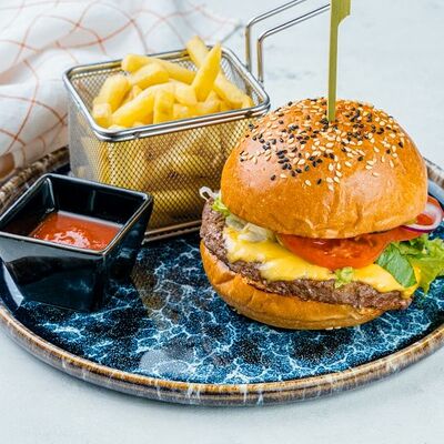 Бургер с говядиной в Цурцум по цене 490 ₽