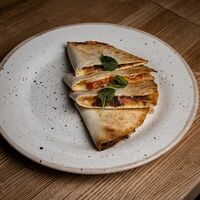 Кесадия с говяжьими щечками запеченная 160/30/30 в Polla Vina