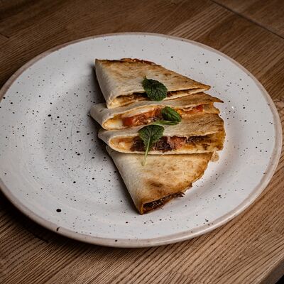 Кесадия с говяжьими щечками запеченная 160/30/30 в Polla Vina по цене 790 ₽