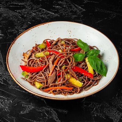 Гречневая лапша с говядиной и овощами в Sushi House по цене 670 ₽