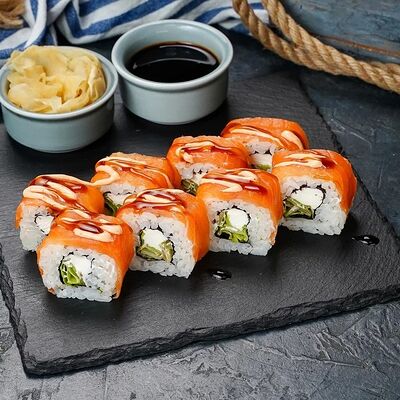 Pолл Филадельфия с нежным лососем и острым соусом в Fast Япония Premium Sushi по цене 457 ₽