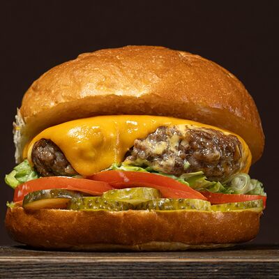 Чизбургер в Реальные бургеры по цене 690 ₽