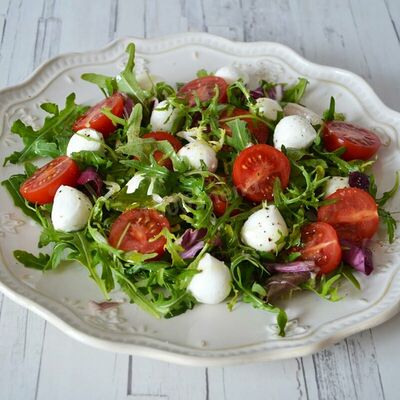 Салат с помидорами черри, моцареллой и авокадо в Бакинский Chef по цене 610 ₽