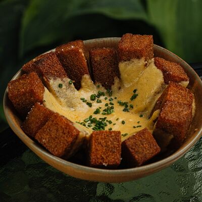 Гренки в сырном соусе в Yellow Kitchen & bar по цене 324 ₽