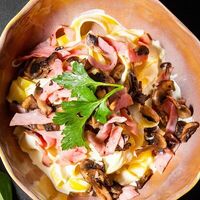 Фетучини с ветчиной и грибами в КафеМафия