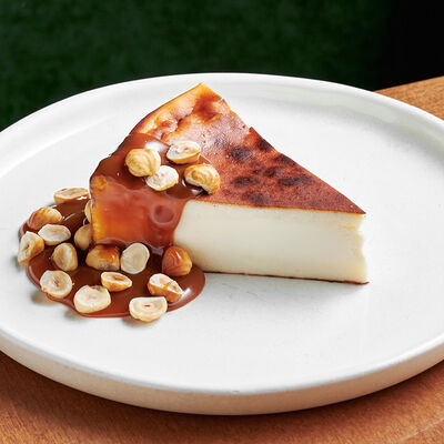 Баскский чизкейк с соленой карамелью и жареным фундуком в Булгаков по цене 500 ₽