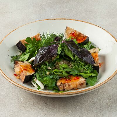 Салат с хрустящими баклажанами в Лесной по цене 720 ₽