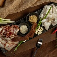 Сало с хреном и горчицей в La Veranda