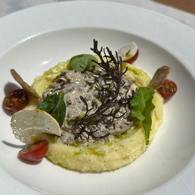 Бефстроганов с картофельным пюре в Wine & Vine по цене 1240 ₽