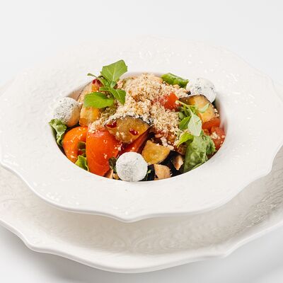 Салат с хрустящим баклажаном и печеной индейкой в Омулевочная по цене 400 ₽