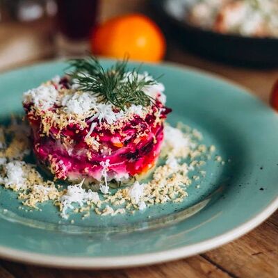 Сельдь под шубойв Мацони по цене 380