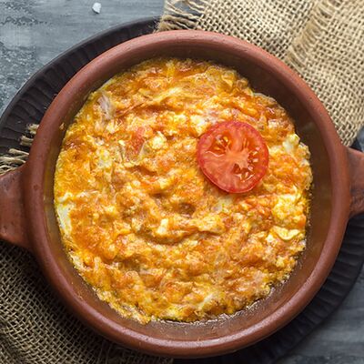 Яичница с помидорами и зеленью в Очаг по цене 550 ₽