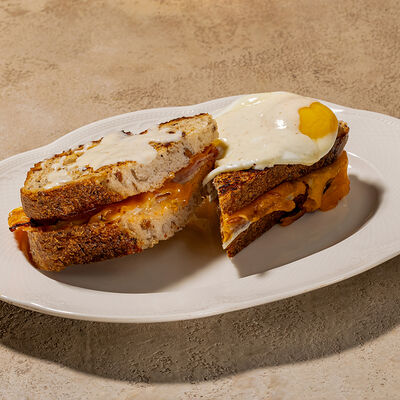 Сэндвич с беконом, тремя видами сыра и жареным яйцом в Cafe Sisi по цене 880 ₽